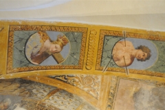64 Abside affreschi sott'arco