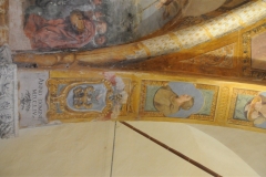 66 Abside affreschi sott'arco