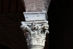 31 Primo capitello corinzio del peristilio di fronte al portale d’ingresso