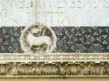 50 Agnus Dei sopra la Porta di ingresso alla chiesa