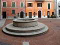 29b Piazza Federico II fontana.jpg