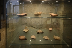 15 Bacheca con reperti in terracotta