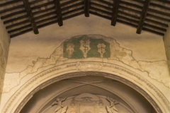 6. I simboli sull'arco dell'altare maggiore
