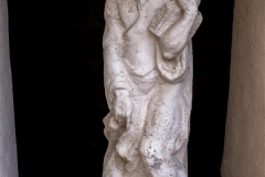 8. Scultura in marmo di monaco