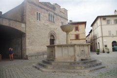 Pozzo della piazza e chiesa