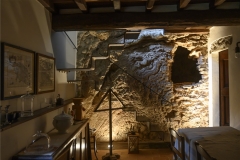 32 Esterno della grotta eremitica