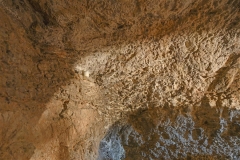 35 Interno della grotta eremitica