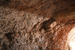 37 Interno della grotta eremitica