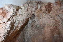 38 Interno della grotta eremitica