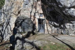 11. La porta della grotta-eremo